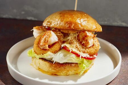 Бургер Том Ям с креветками и кальмаром