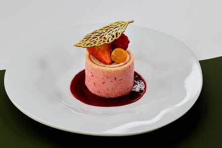 Клубнично-миндальное пирожное