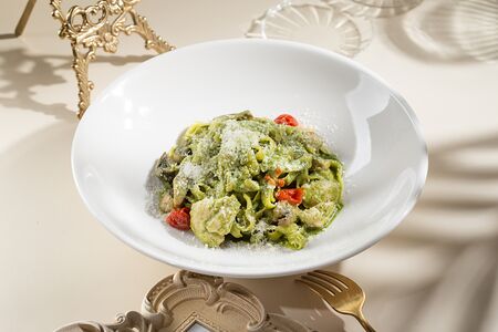 Фетучини с цыпленком и соусом песто