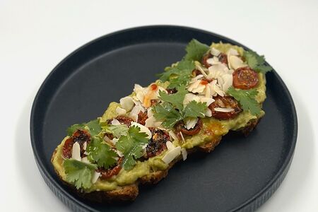 Тост с авокадо и вялеными томатами
