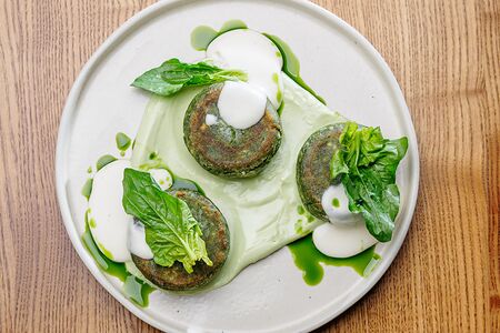 Шпинатные сырники со сливочным кремом авокадо и сырным соусом