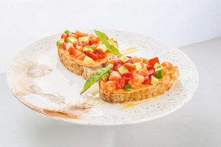 Брускетта с лососем, томатами и авокадо