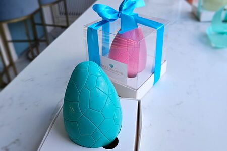 Шоколадное яйцо с ягодами