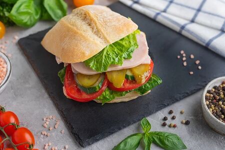 Гранд-сэндвич с чиабаттой, ветчиной из индейки, листьями салата и овощами