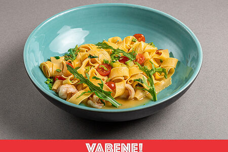 Паста домашняя с креветками и помидорами