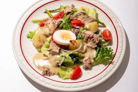 Салат с консервированным тунцом в сливочно-медовом соусе