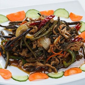 Папоротник, обжаренный со свининой