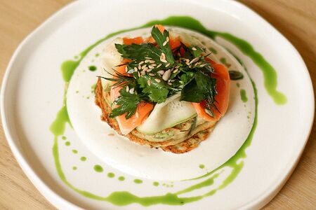 Кабачковые оладьи с лососем 