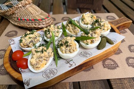Яйца, фаршированные по-домашнему с грибами