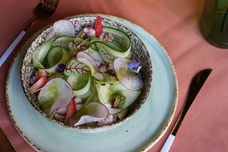 Салат из цукини с креветкой и мятным соусом