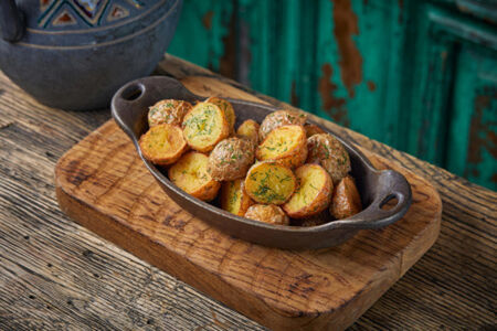 Молодой картофель с укропом