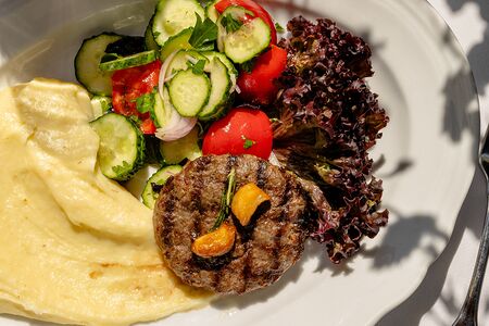 Рубленый стейк по-деревенски с картофельным пюре