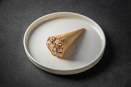 Вафельный рожок со сгущенкой и миндалем