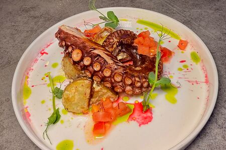 Осьминог с печеным в сливках картофелем и сальсой из спелых томатов