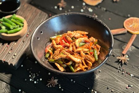 Удон с курицей и овощами