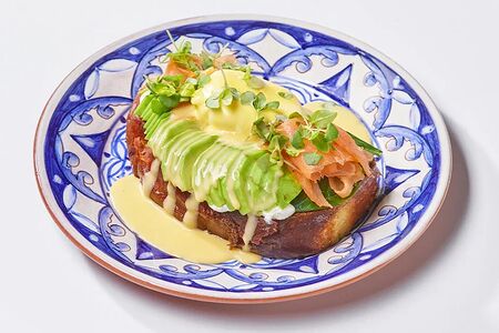 Бриошь с яйцом пашот, авокадо и лососем