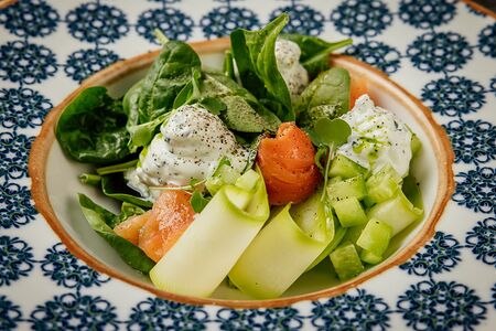 Салат с кабачком, муссом из брынзы, мини-шпинатом и слабосоленой форелью