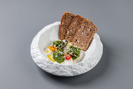 Домашняя страчателла с песто и злаковыми тостами