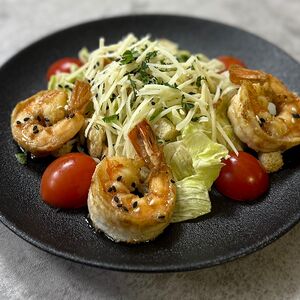 Салат Цезарь с креветками 