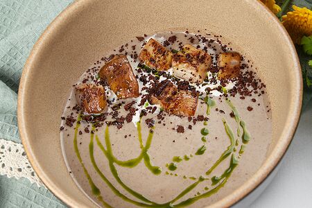 Крем-суп из белых грибов и шампиньонов со страчателлой и хрустящей крошкой