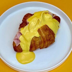 Круассан с ветчиной, скремблом и сырным соусом 