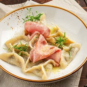 Равиоли с грибным жюльеном и опаленной мортаделлой