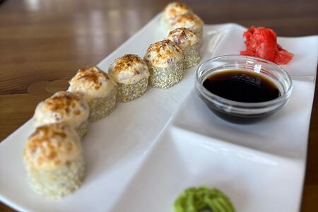 Запеченный ролл с беконом и курицей