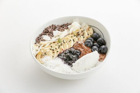 Overnight-овсянка с чиа, какао, черникой и кокосом