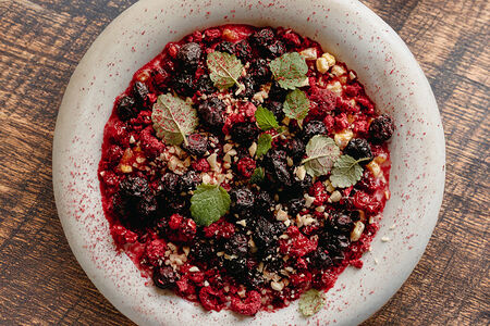 Йогурт с мягким кремом и сублимированными ягодами 