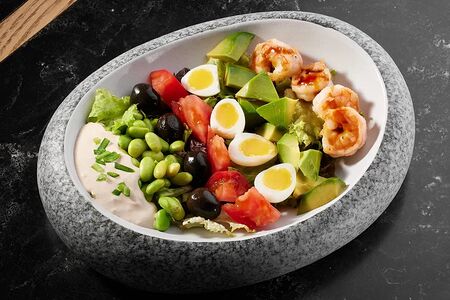 Салат с креветками и соусом вителло тоннато 