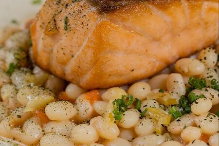 Лосось с рагу из белой фасоли