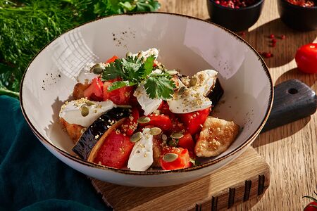 Теплый салат с баклажанами, томатами и творожным сыром