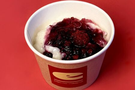 Рисовая каша с малиной и кокосовой стружкой