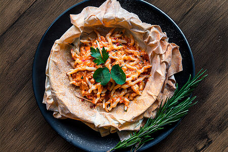 Трофи с рагу из кролика и сыром скаморца