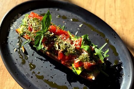 Брускетта с лососем, соусом песто и спелым авокадо