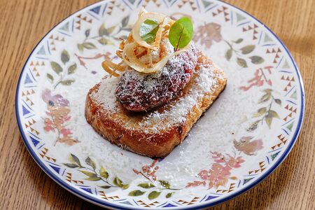 Тартар из говядины с маслинами том ям и пармезаном