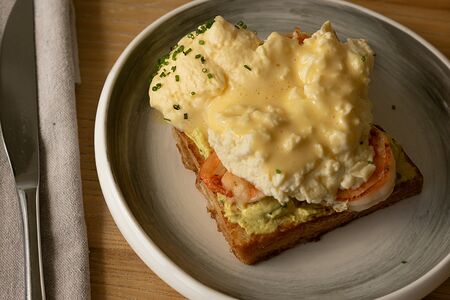 Тост с креветками, скрэмблом и голландским соусом 
