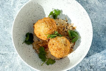 Креветочные крокеты со сливочным соусом, унаги, стружкой тунца и кунжутом