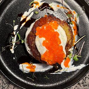 Драники с икрой и творожным соусом      