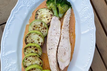 Куриная грудка, пряный карри, цукини гриль