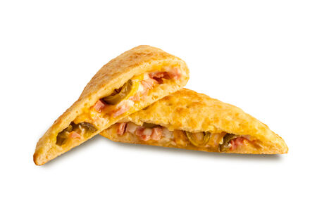 Кальзоне с беконом и халапеньо