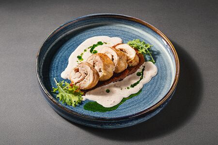 Рулет из куриного бедра с грибным соусом