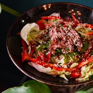 Теплый салат с говядиной и соусом чимичурри