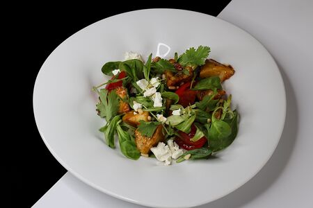 Салат с баклажанами, брынзой и кедровыми орехами