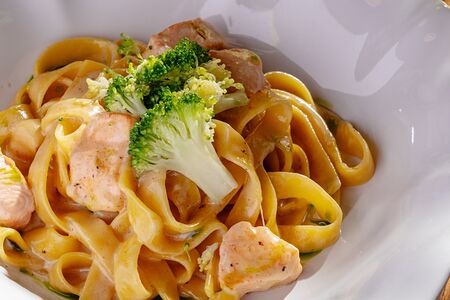 Тальятелле Бьянко с лососем и брокколи 