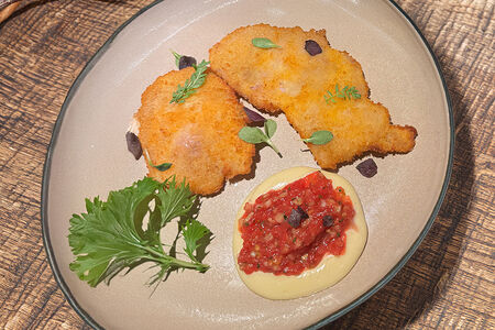 Кролик, летняя аджика, соус из чеснока 