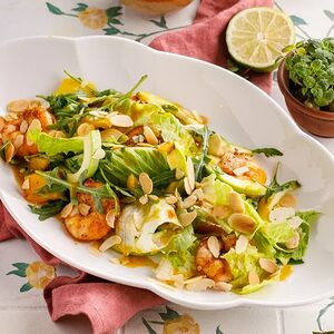 Салат с креветкой и манго