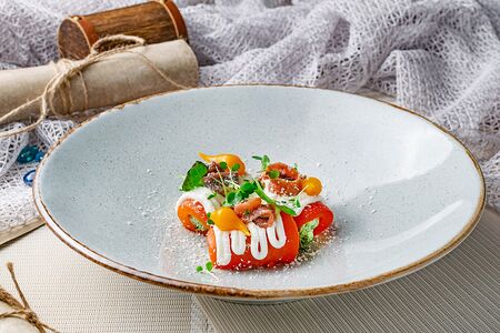 Закуска из перца с молодым сыром и анчоусами в муссе из Пармезана