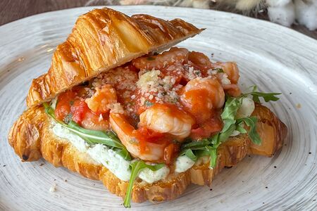 Круассан с креветками