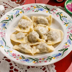 Пельмени из оленины с брусничным вареньем